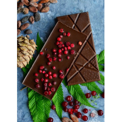 Молочный шоколад с земляникой и брусникой, 100 г