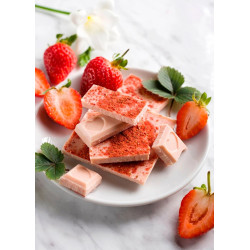 Цветной шоколад с клубникой, 100 г